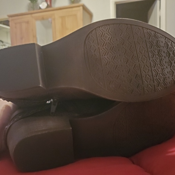 SO brown ankle boots. - Picture 4 of 5